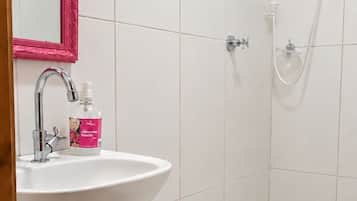 Suite Familia Triplo(7) com ar-condicionado | Bathroom | Shower, hair dryer, toilet paper