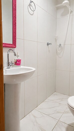 Suite Familia Triplo(7) com ar-condicionado | Bathroom | Shower, hair dryer, toilet paper - Hostel Liberdade (São Paulo)