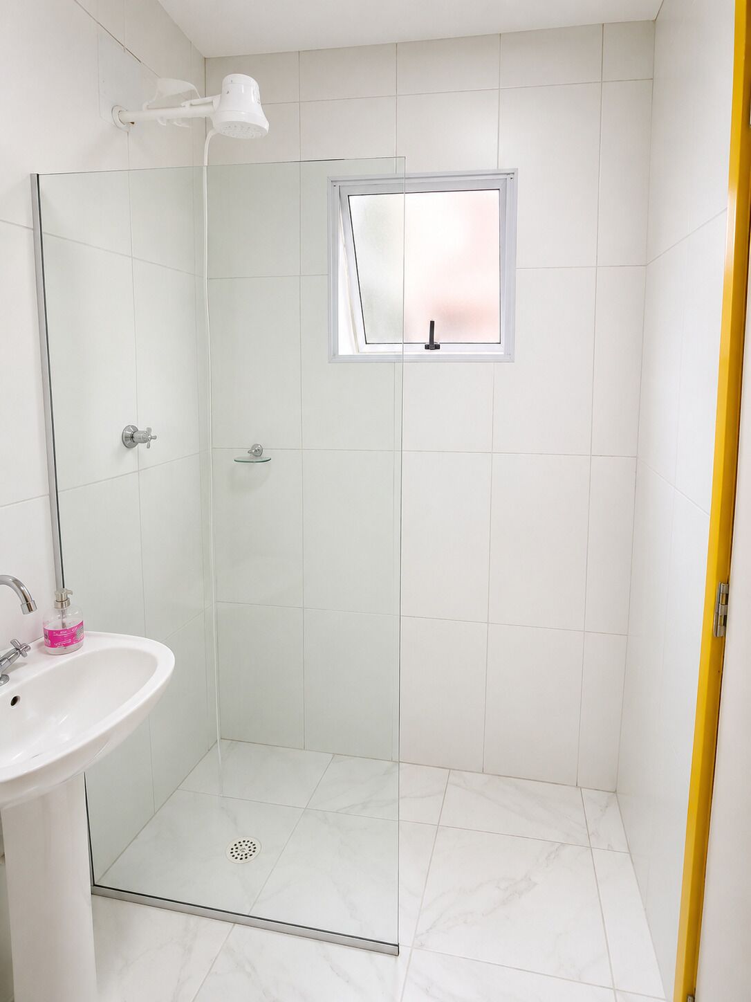 Suite Casal Básico (4) com ar condicionado | حمام | تجهيزات دش، مجففات شعر، ورق حمّام