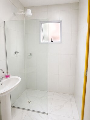Suite Casal Básico (4) com ar condicionado | Badrum | Dusch, hårtork och toalettpapper