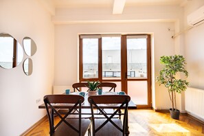 Deluxe Apartment | Dining room