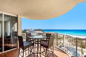 Outdoor dining - Beach Front, Renovated Kitchen and Bathrooms, Free Beach Chair Service (Miramar Beach)