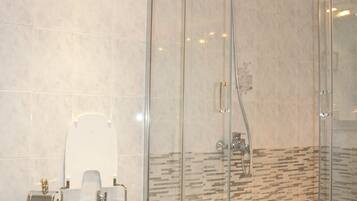 Chalet, 4 Bedrooms, Balcony, Garden View | Bathroom