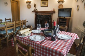 Chalet, 4 Bedrooms, Balcony, Garden View | Dining