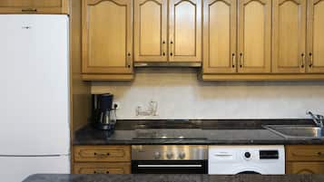 Chalet, 4 Bedrooms, Balcony, Garden View | Private kitchen