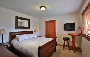 5 bedrooms, desk, iron/ironing board, free WiFi