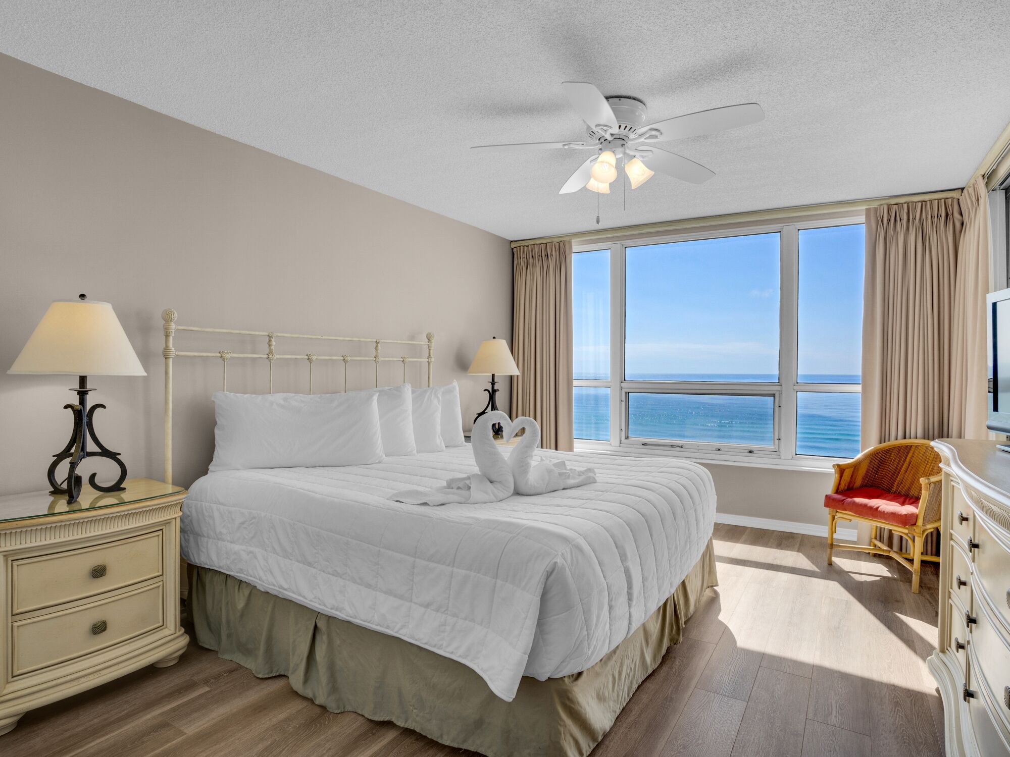 3 habitaciones, escritorio, tabla de planchar con plancha y wifi gratis 