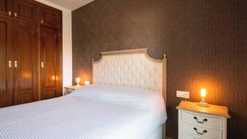 3 slaapkamers, een strijkplank/strijkijzer, wifi, beddengoed