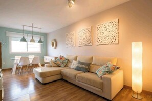 TV - Luxury apartment in urbanization with all services (Málaga)