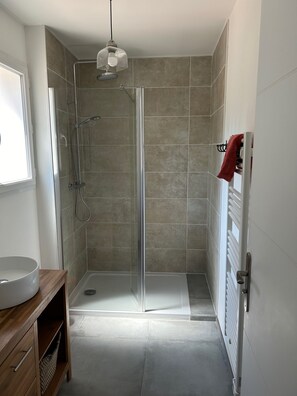 Bañera, secador de pelo, papel higiénico