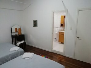 Deluxe Double Room Single Use | Egyptian cotton sheets, premium bedding, down comforters - Bed & Breakfast Local Home (Medellín)