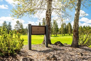 Property grounds - 2 Living Rooms, A/C, King beds, Near River, Hot Tub, Air Hockey, SHARC Passes (Sunriver)