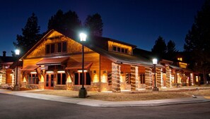 Exterior - 2 Living Rooms, A/C, King beds, Near River, Hot Tub, Air Hockey, SHARC Passes (Sunriver)