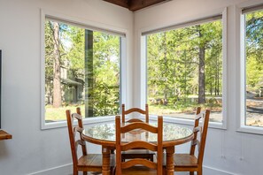 Dining - 2 Living Rooms, A/C, King beds, Near River, Hot Tub, Air Hockey, SHARC Passes (Sunriver)