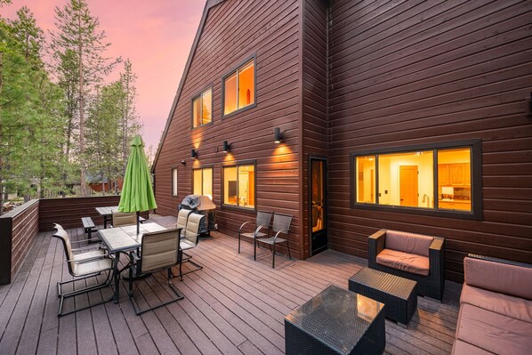 Outdoor dining - 2 Living Rooms, A/C, King beds, Near River, Hot Tub, Air Hockey, SHARC Passes (Sunriver)
