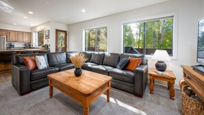 A modern living room with a sectional sofa, a wooden coffee table, and a TV stand. - 2 Living Rooms, A/C, King beds, Near River, Hot Tub, Air Hockey, SHARC Passes (Sunriver)