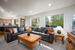 Smart TV, fireplace, DVD player, table tennis - 2 Living Rooms, A/C, King beds, Near River, Hot Tub, Air Hockey, SHARC Passes (Sunriver)