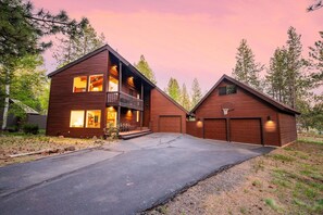 Exterior - 2 Living Rooms, A/C, King beds, Near River, Hot Tub, Air Hockey, SHARC Passes (Sunriver)