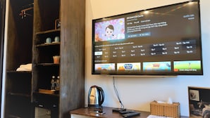 Ein Fernseher zeigt eine Kindersendung mit einem Auswahlelement.