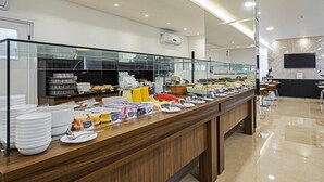 Een buffet met diverse gerechten en etenswaren.