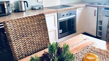 House, 1 Bedroom | Private kitchen | Full-sized fridge, microwave, oven, stovetop