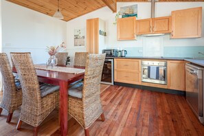 Maison, 1 chambre | Cuisine privée | Réfrigérateur grande capacité avec congélateur, four à micro-ondes
