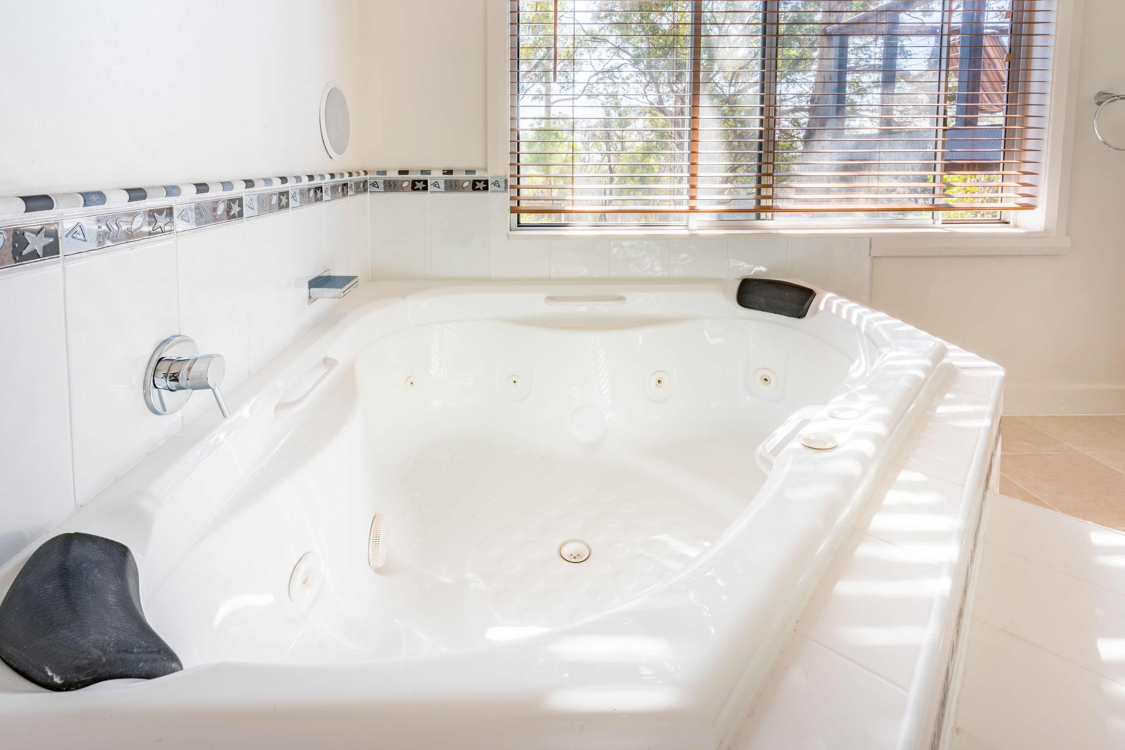 House, 1 Bedroom | Private spa tub