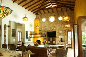 Casa Exclusive, camere multiple | Soggiorno | TV a schermo piatto, caminetto