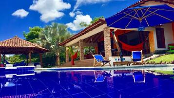 Piscina externa, espreguiçadeiras