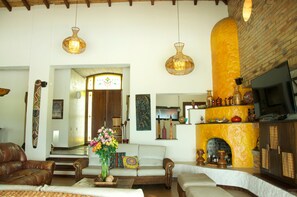 Casa Exclusive, camere multiple | Soggiorno | TV a schermo piatto, caminetto