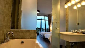 Baignoire, sèche-cheveux, serviettes fournies, savon