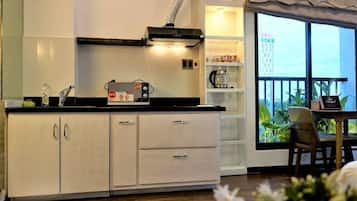 Réfrigérateur, micro-ondes, bouilloire électrique, serviettes en papier