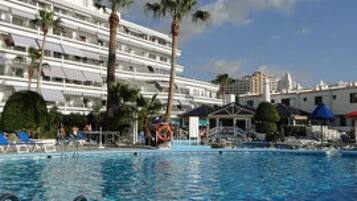 Apartamento, 2 habitaciones, balcón, vistas al mar | Piscina | Una piscina al aire libre