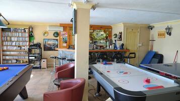 Huvila, 5 makuuhuonetta, esteetön, tupakointi sallittu | Pelihuone