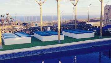 Huvila, 5 makuuhuonetta, esteetön, tupakointi sallittu | Uima-allas | Ulkouima-allas