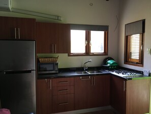 Kühlschrank, Mikrowelle, Herdplatte, Wasserkocher mit Kaffee-/Teezubehör