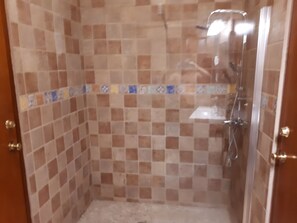 Dusche, Haartrockner, Handtücher, Toilettenpapier