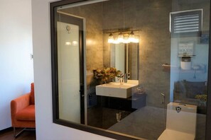 Dusche, Haartrockner, Handtücher