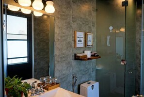 Een douche, een haardroger, handdoeken, zeep