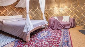 1 bedroom, bed sheets - Escape to our secluded woodland yurt for ultimate off-grid relaxation. (Black Hill, near Crowborough)