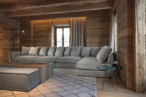 TV connectée, cheminée, jeux vidéo, lecteur de DVD