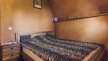 7 bedrooms, desk, soundproofing, iron/ironing board