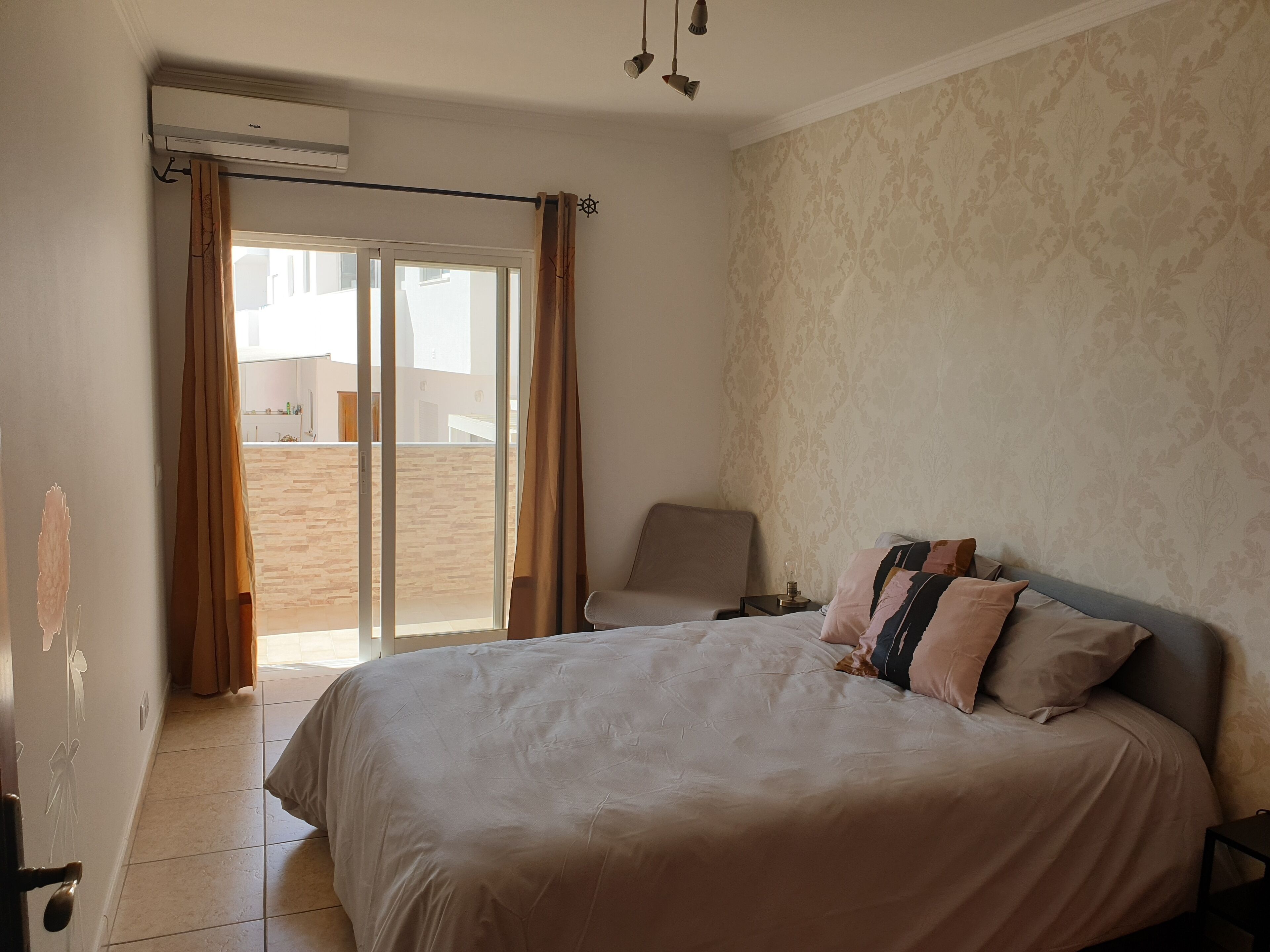 2 bedrooms, iron/ironing board, WiFi