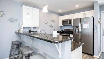 KĂŒhlschrank, Mikrowelle, Ofen, Herdplatte