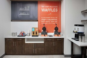 Free daily buffet breakfast  - Hampton Inn & Suites Lexington Columbia (Lexington)