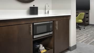 Studio, 1 King Bed, Non Smoking, Refrigerator & Microwave (Wet bar) | 1 bedroom, desk, laptop workspace, bed sheets