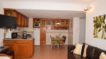 Een televisie en boeken