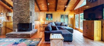 3 Bedrooms, 1 Flex Room, 3½ Bathrooms!  Golden Mountain Views @ Main Lake - Dog Friendly!