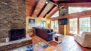 TV, table football, books - 3 Bedrooms, 1 Flex Room, 3½ Bathrooms!  Golden Mountain Views @ Main Lake - Dog Friendly! (Huddleston)