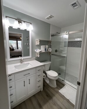 وحدات دش مع أحواض استحمام، مجففات شعر، مناشف، ورق حمّام